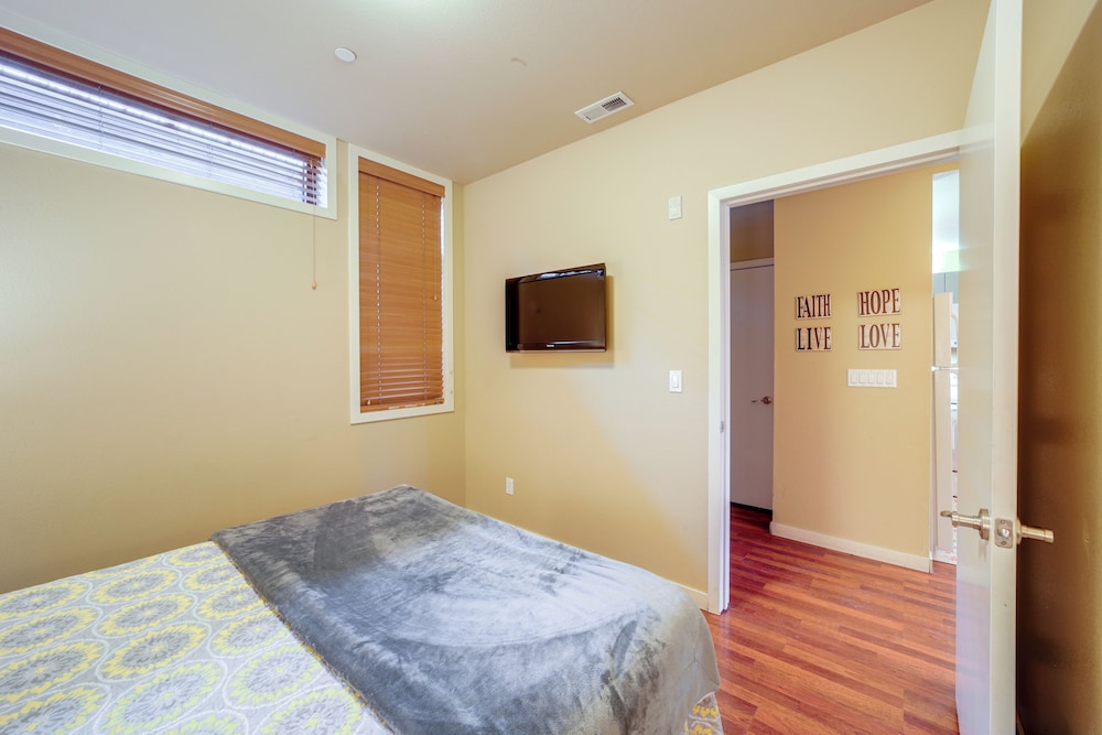 Walk to Lake Chelan: Condo w/ Pool Access