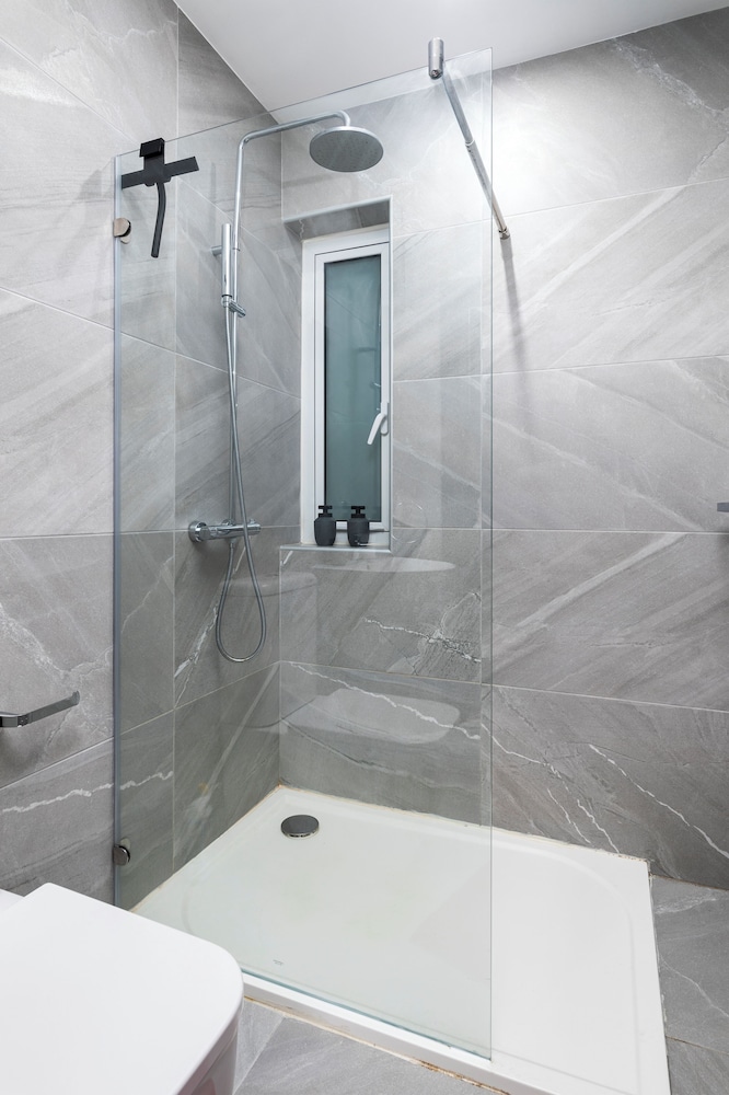 Modern Stylish 3 BR APT with Balcony