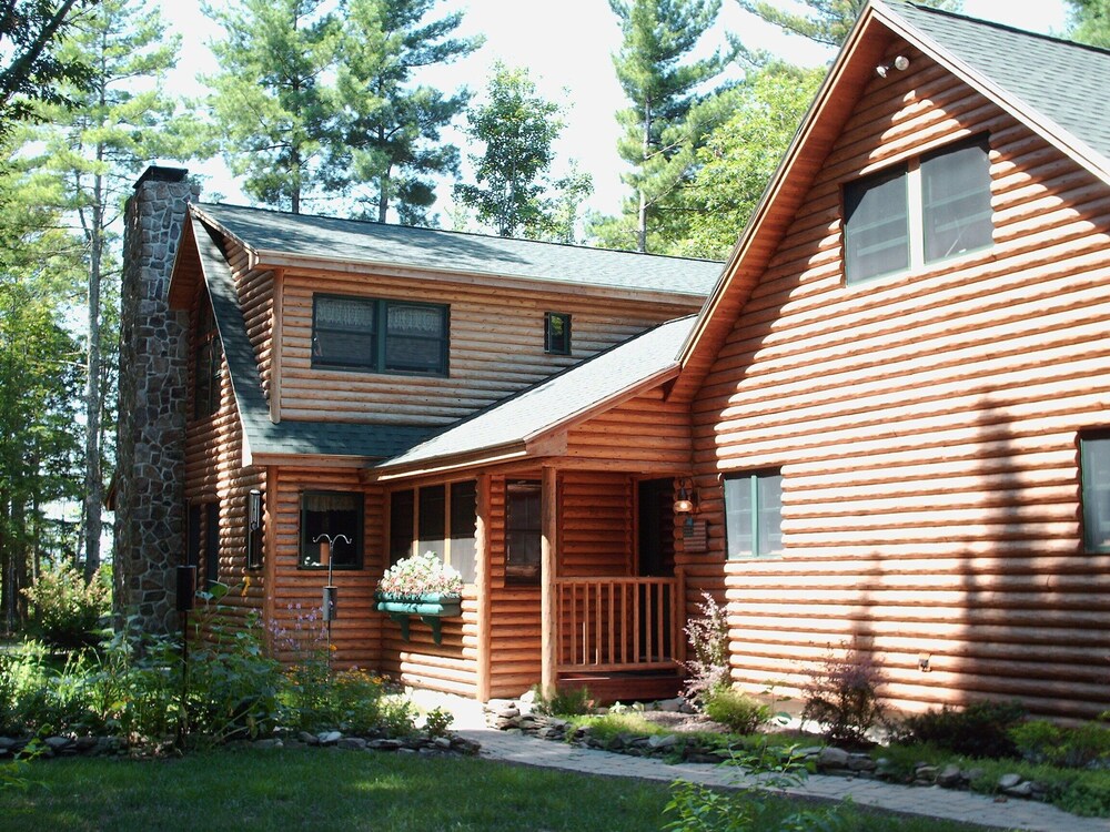 Upscale Fryeburg Cabin: Hot Tub + Billiards Table! view 3