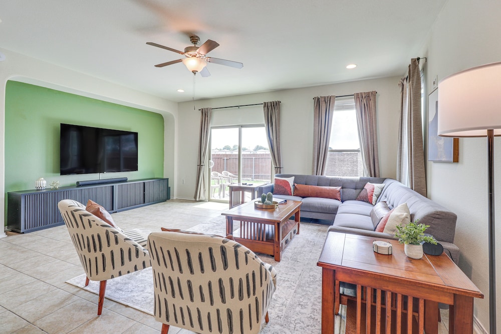10 Mi to Dtwn Austin: Family Home w/ Communal Pool