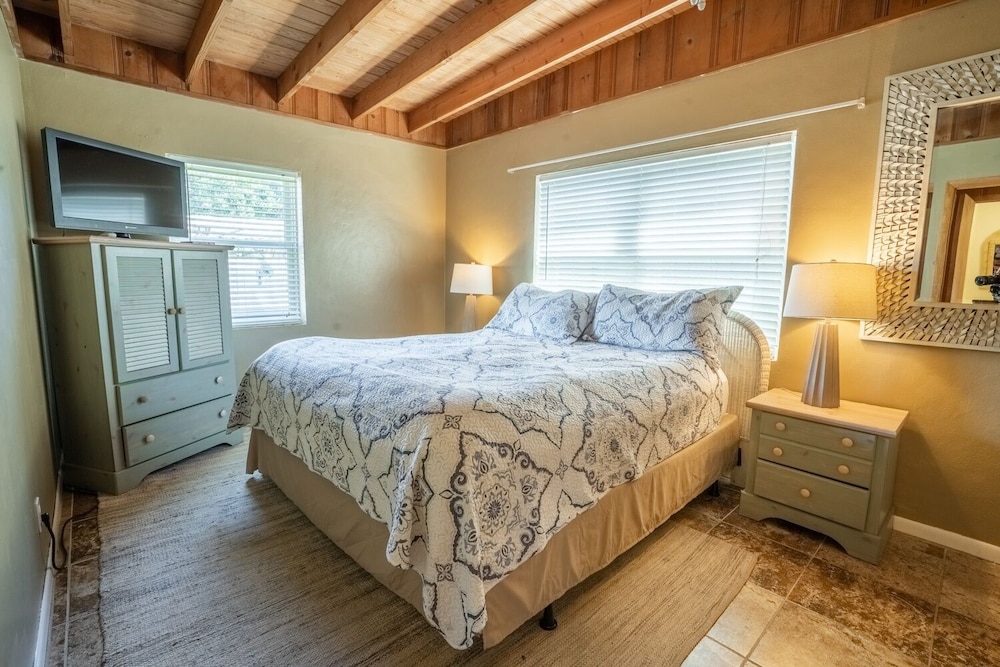 Sunset On The Beach 2 Bedroom Home by RedAwning view 5