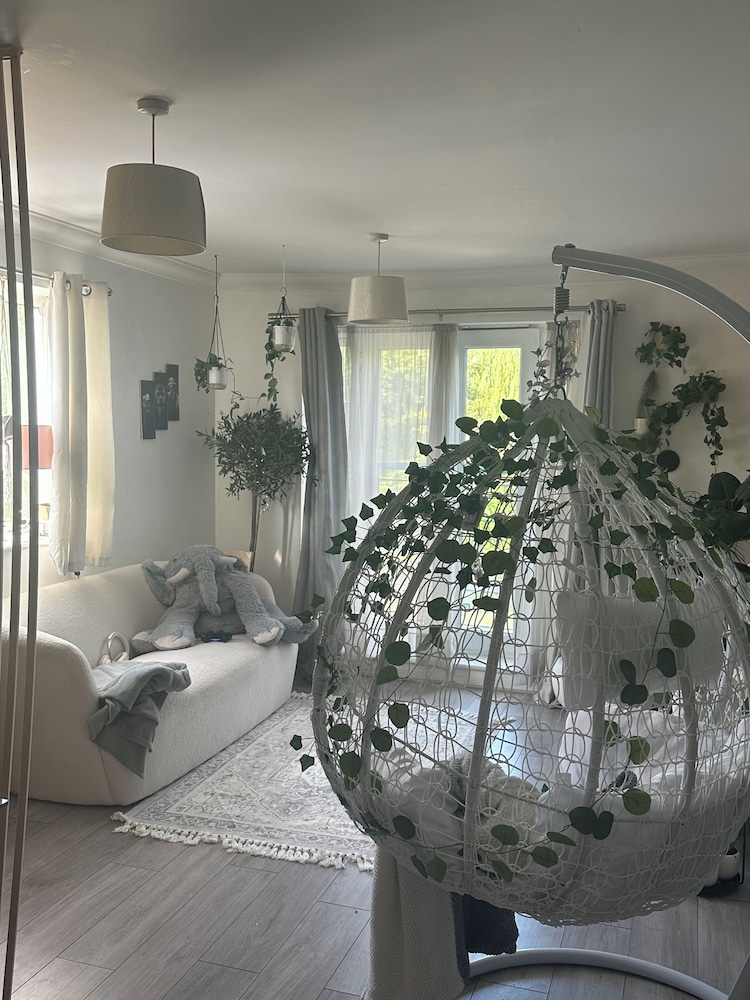 Charming Mi Casa Es Tu Casa 2-bed in Dagenham