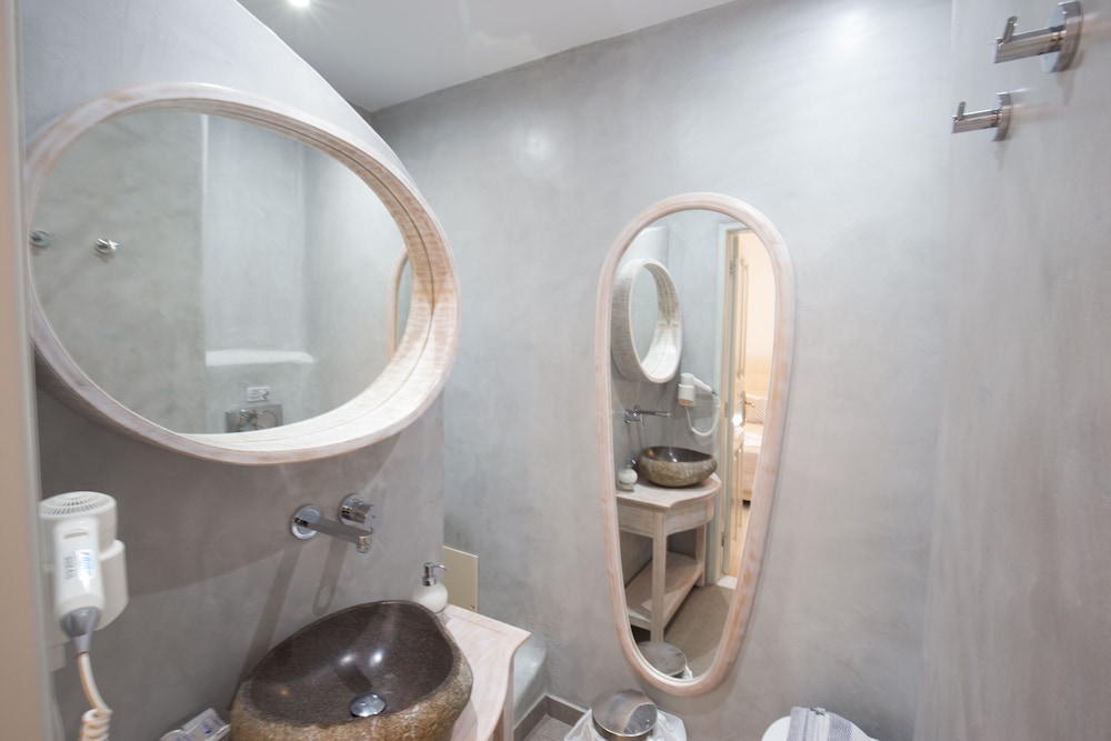 Erato Apartments