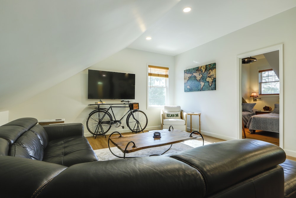 1 Block to Loveland Bike Trail: 'the Frog Man Inn'