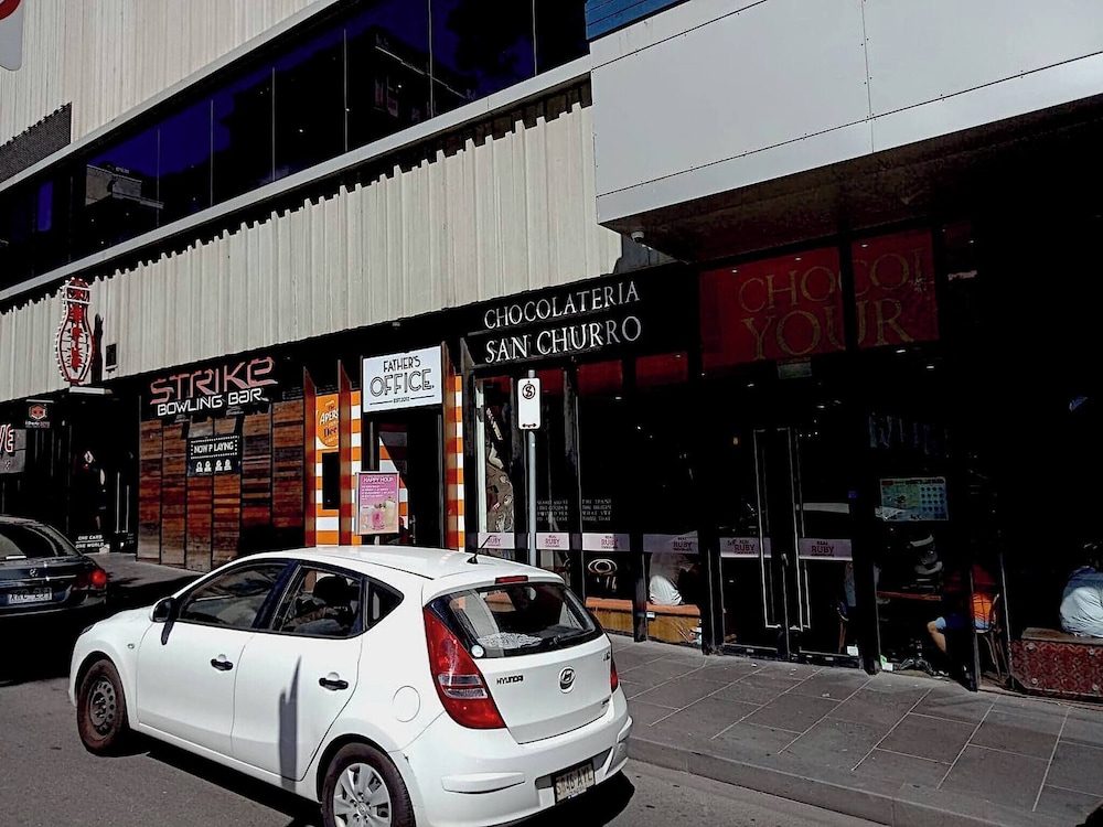 Unwind in Style at Melbourne's Historic Art Deco Apartment With Pool Gym Carpark