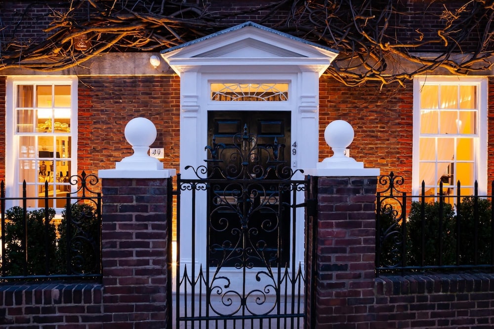 49 Cheyne Place in London