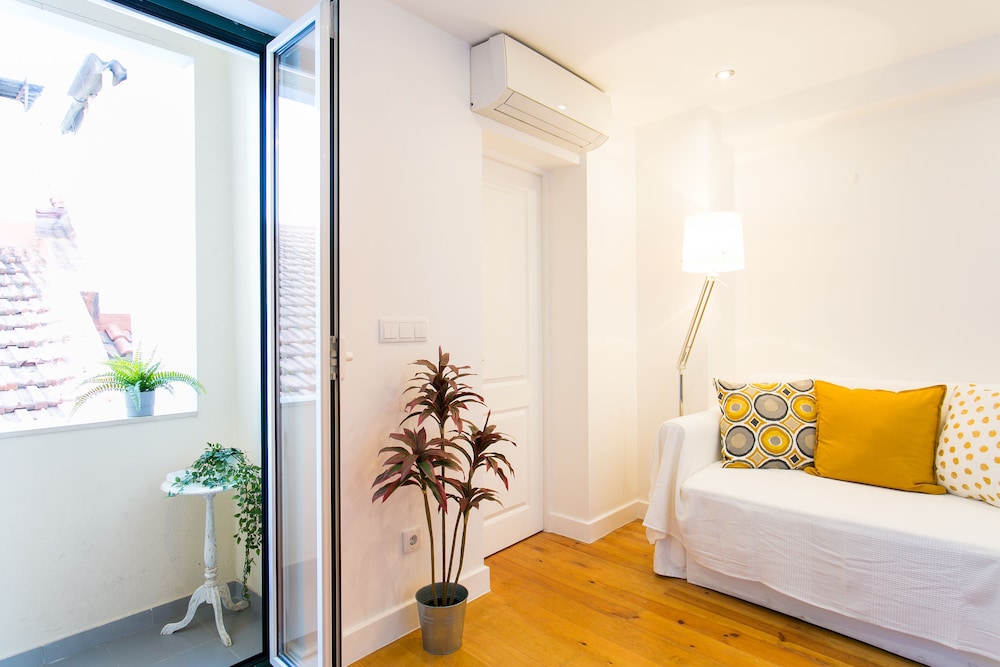 JOIVY Cosy 1-bed flat w/balcony in Alfama, moments from the Port