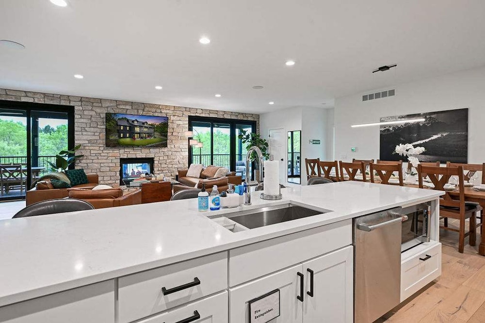 6BR Sand Valley Lodge With Hot Tub Bar Putting Green