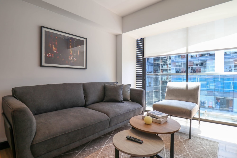 w Resplendent 2BR w Great Balcony in San Isidro