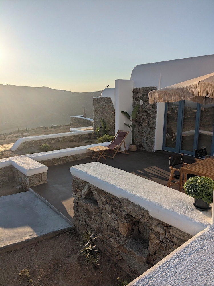 Thronos Suites