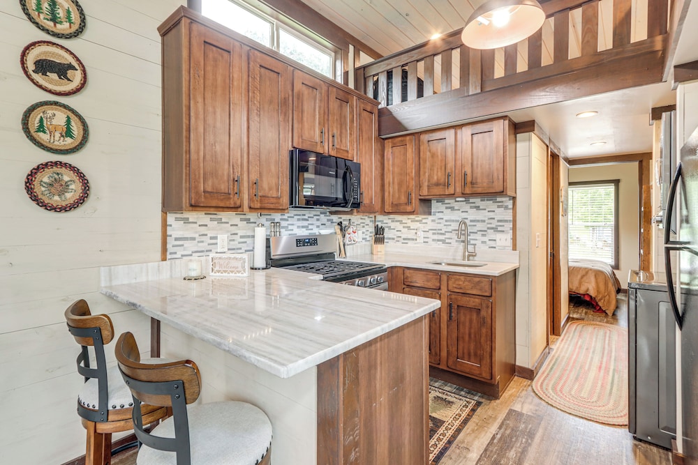 1 Mi to Tank Town Usa: Tiny Home w/ Pool Access!