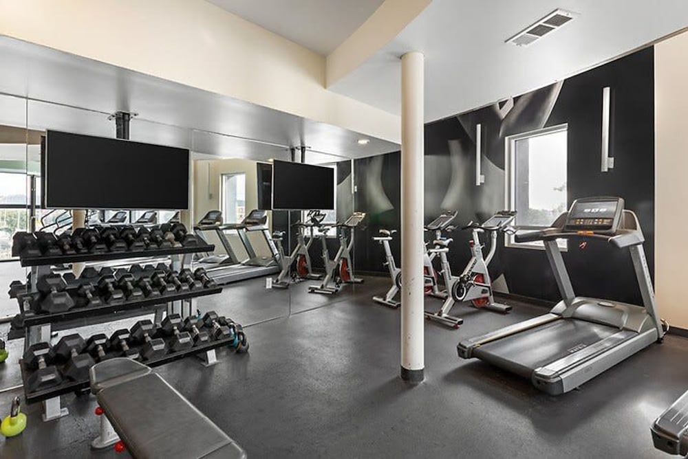 Cozy Home W Pool GYM Parking 10 Min to Cedars