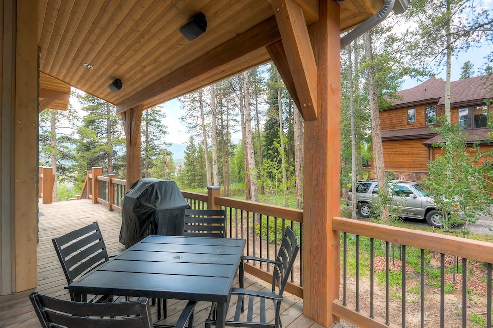 Sunrise Ski Haus 4 Bedroom Home by RedAwning