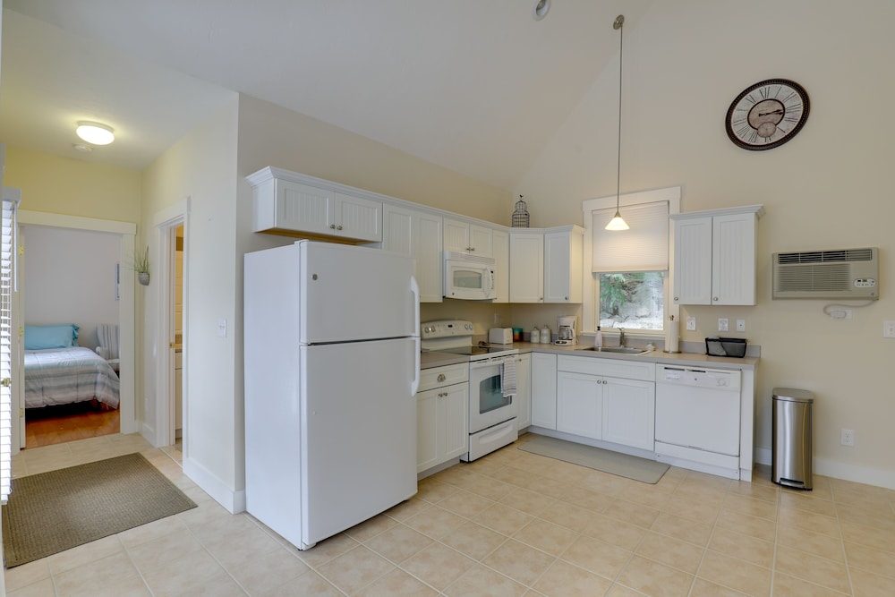 Inviting Summer Village Cottage: Golf Cart & More!
