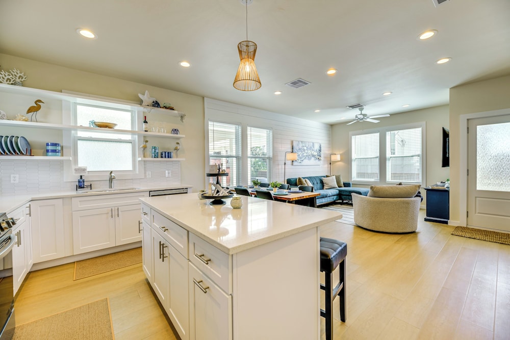 1 Mi to Beach: Home w/ Pool Access in Port Aransas