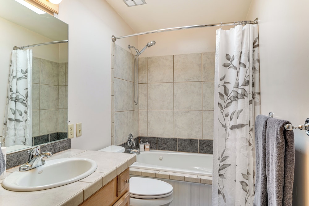 Near Catalina Hiking Trails: Mtn-view Home w/ Pool