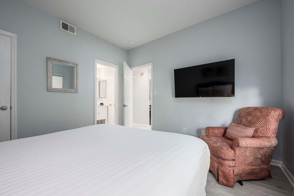 Sunshine & Whiskey Condo for 6 With Resort Amenities Near Grand Boulevard