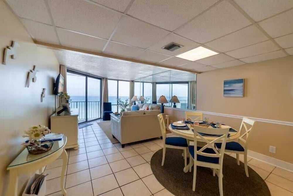 Leeward 403 at Edgewater