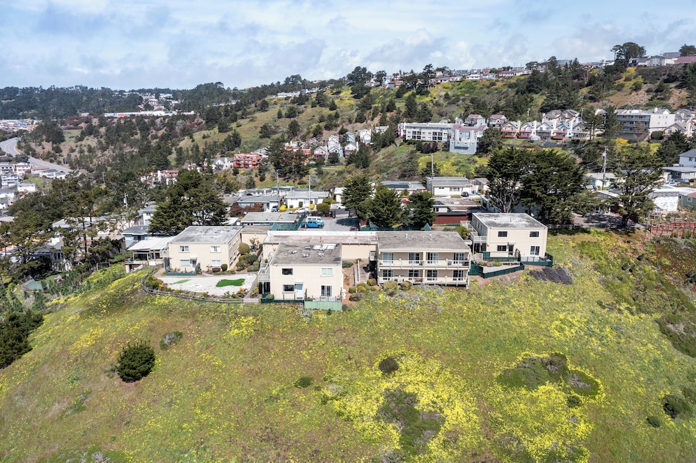Stunning 2BR Ocean Mountain Sunset View