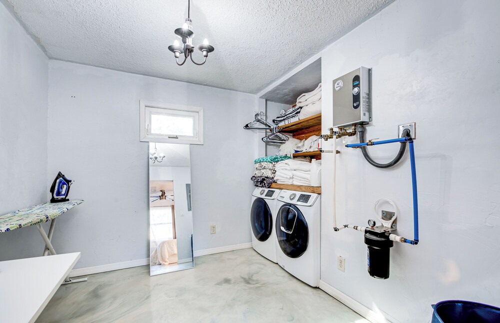 4 Mi to UF: Pet-friendly Home w/ Yard & Deck