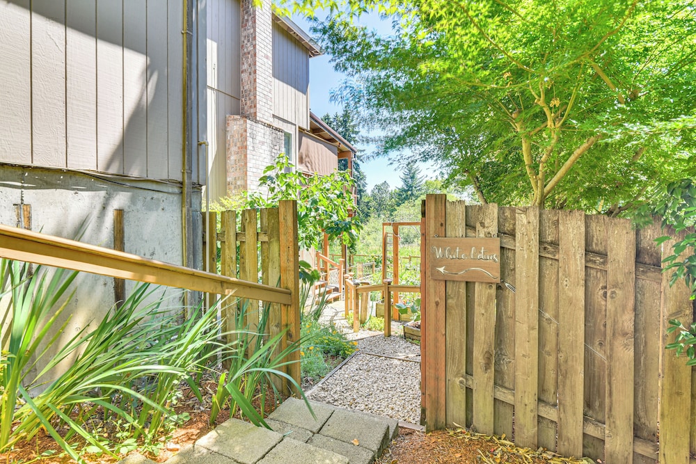 Backs to Wetlands: Tranquil Beaverton Retreat!