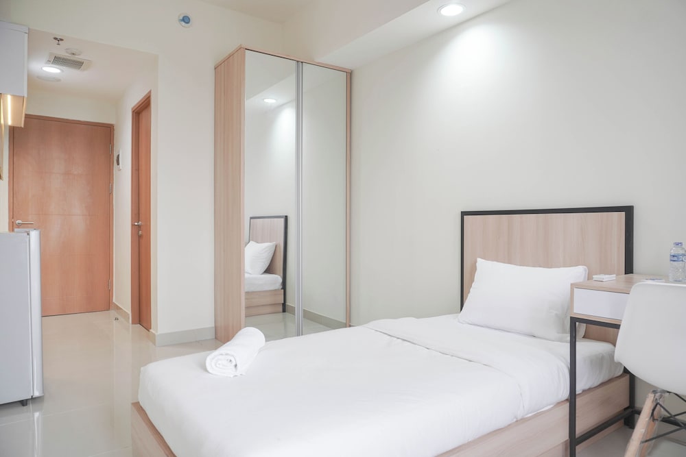 Warm And Comfort Studio At Evenciio Margonda Apartment