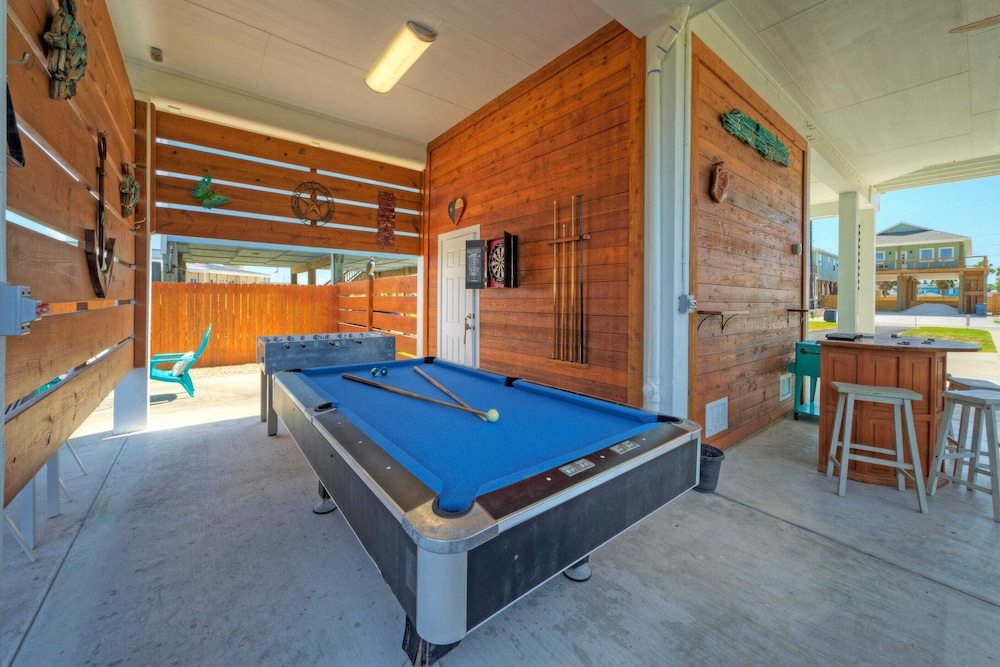 Family-friendly Beach Home Bbq, Patio & Fire Pit & Mins to Beach Bottom's Up by Avantstay