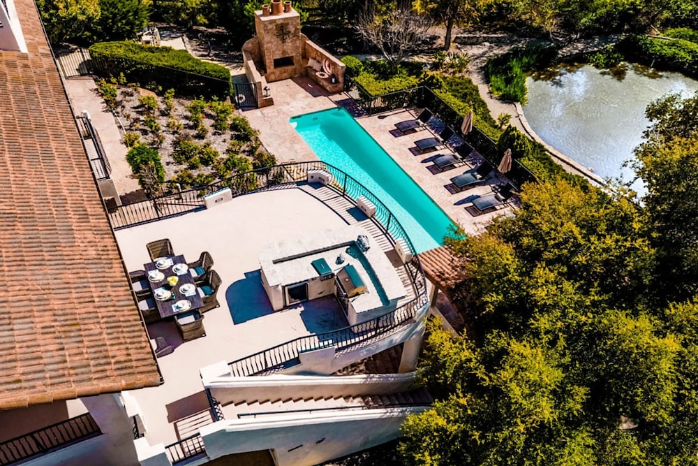 De Luz by Avantstay 5 Acre Estate w Lake Pool Hot Tub