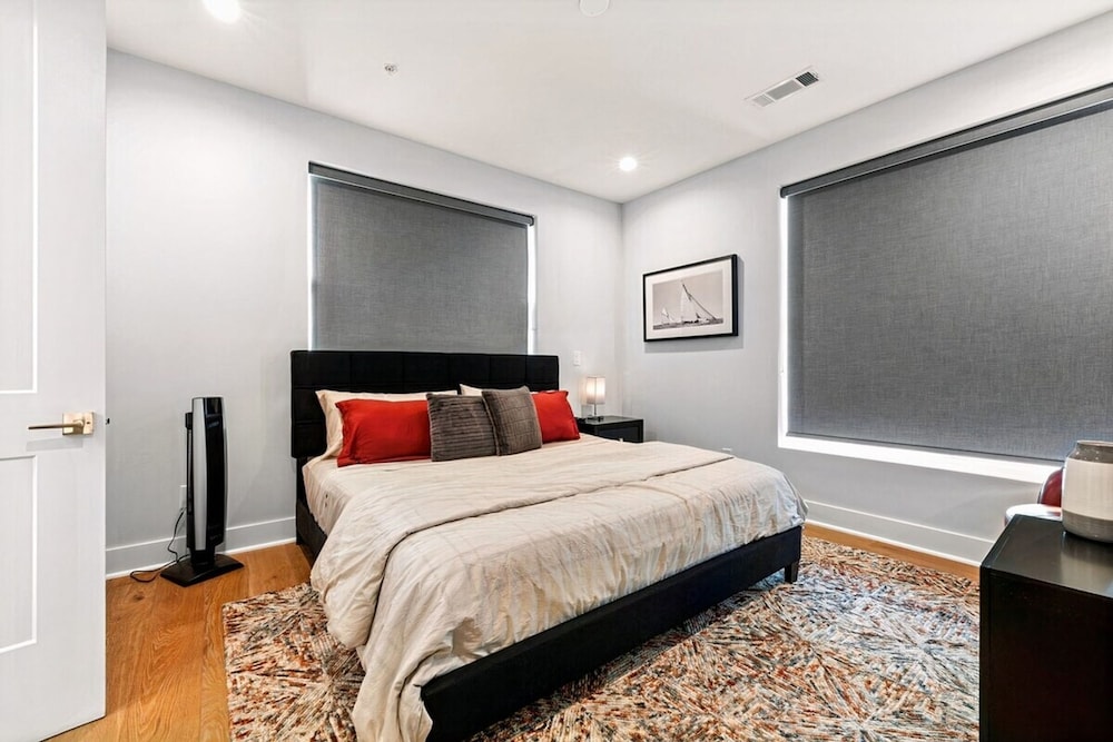 Luxurious Midtown Home Rooftop Views by Silverx