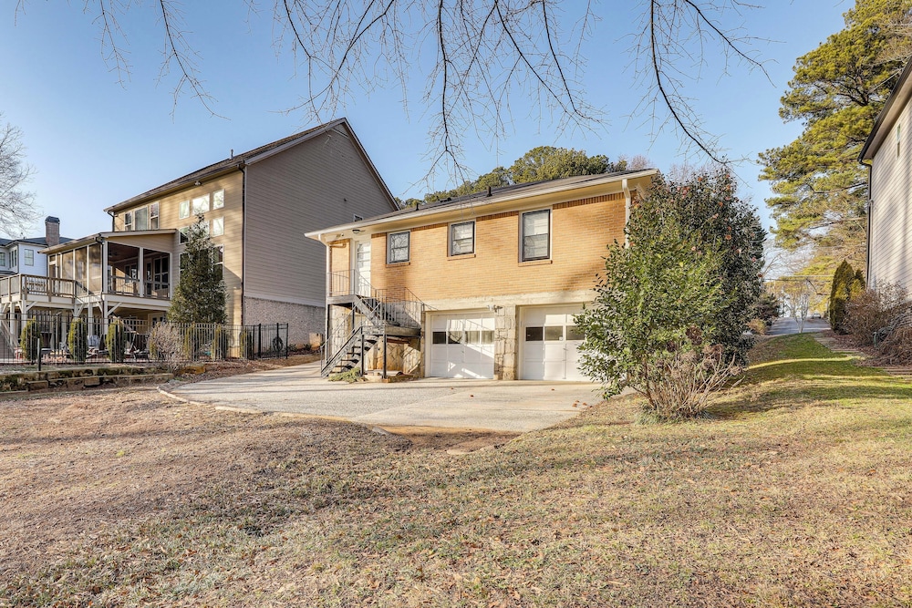 2 Mi to Midtown: Chic Apartment in Atlanta!