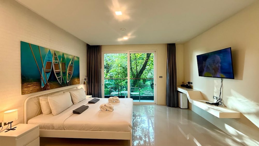Emerald 412a - Studio With Balcony and Shared Pool