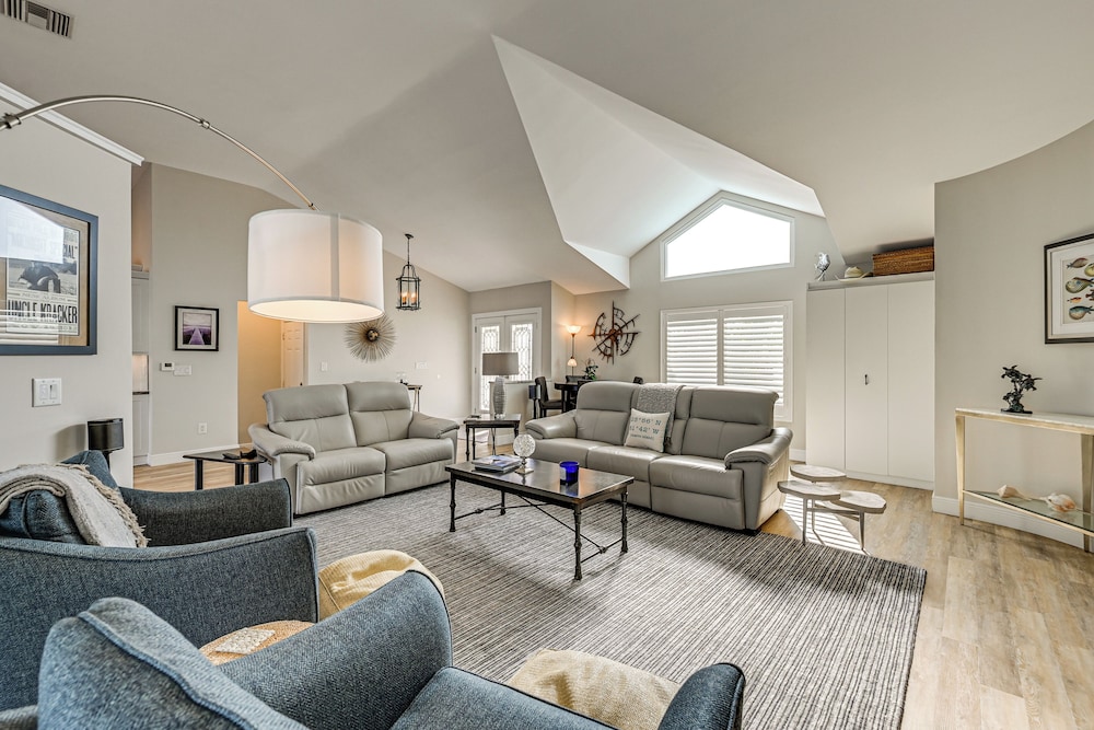2 Mi to South Beach: Waterfront Home w/ Lanai!