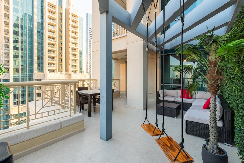 Luxury 2BR Downtown Apt With Burj Khalifa View
