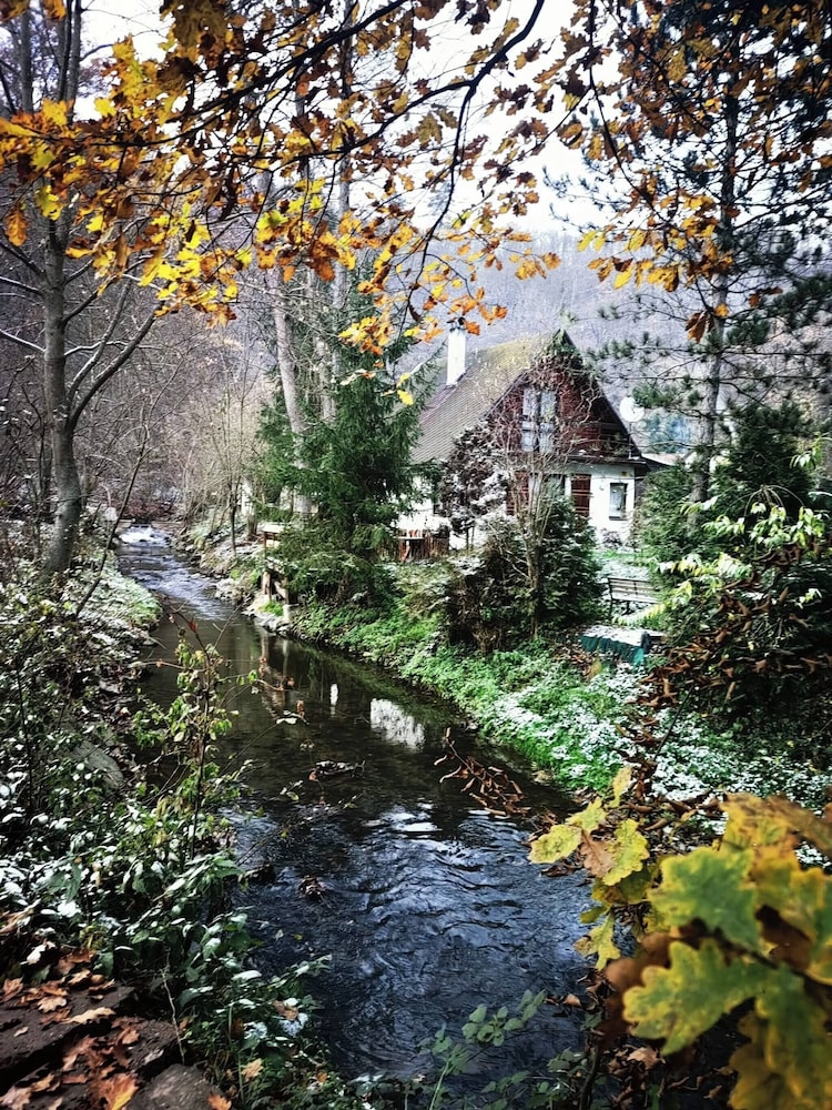 Sunny Wooden House on Creek, 30 Minutes Prague