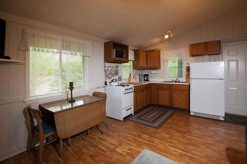 Goshorn Lake Cottages