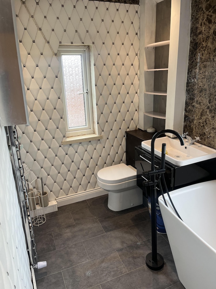 Captivating 4-bed House in Wakefield