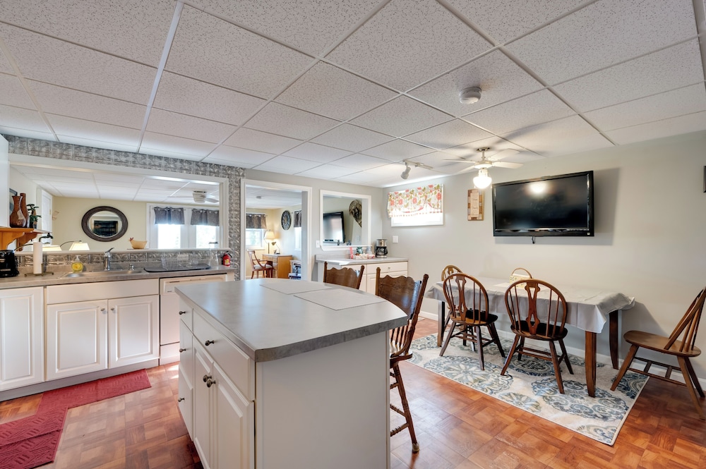 Couple's Retreat w/ Lake View in Newport!