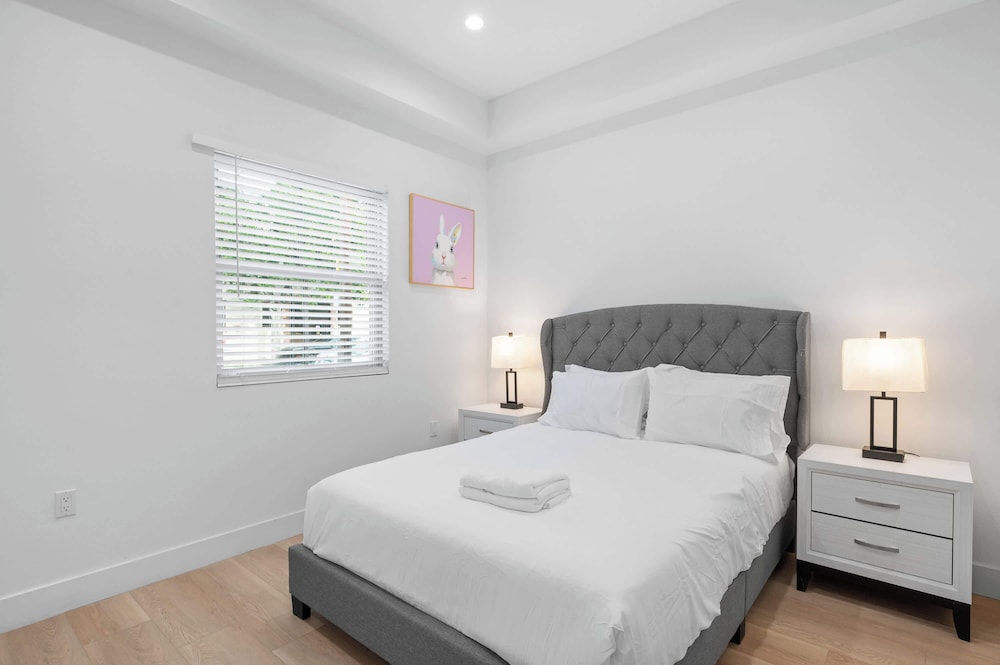 Not Affected by the Fire/modern 5BR Home With Full Amenities & Parking #2