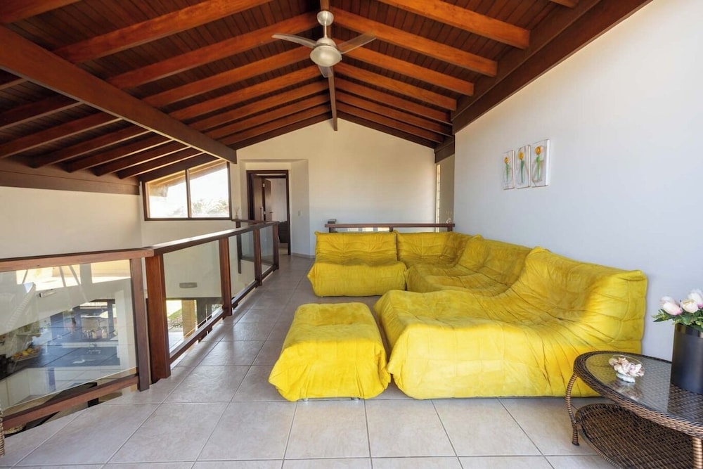 Casa com rea Gourmet e Quintal a 200 m da Praia
