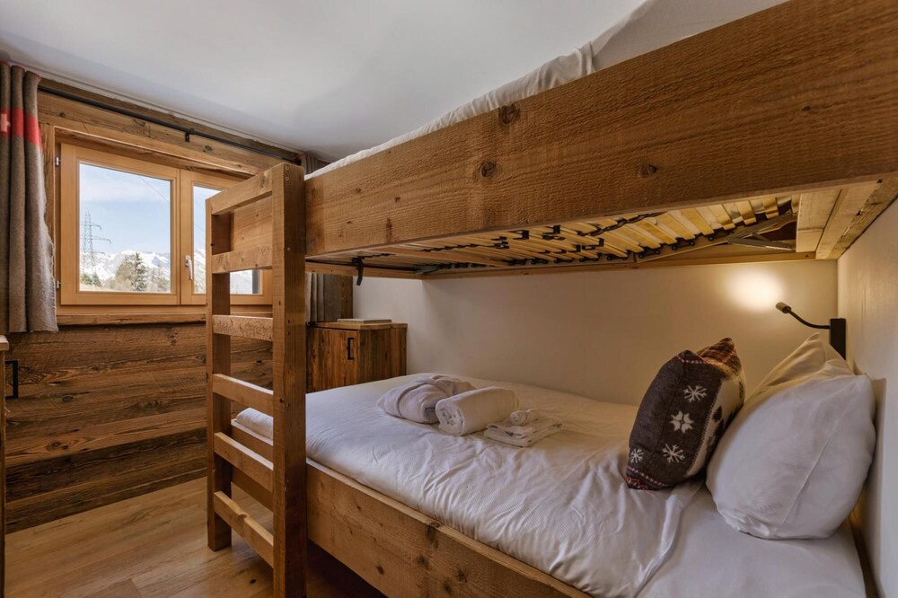 Chalet Capricorne -impeccable Ski in out Chalet With Sauna and Views