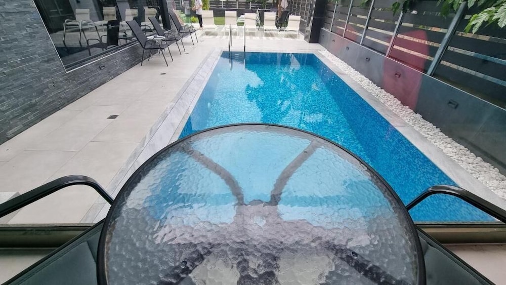 LUXSUITES