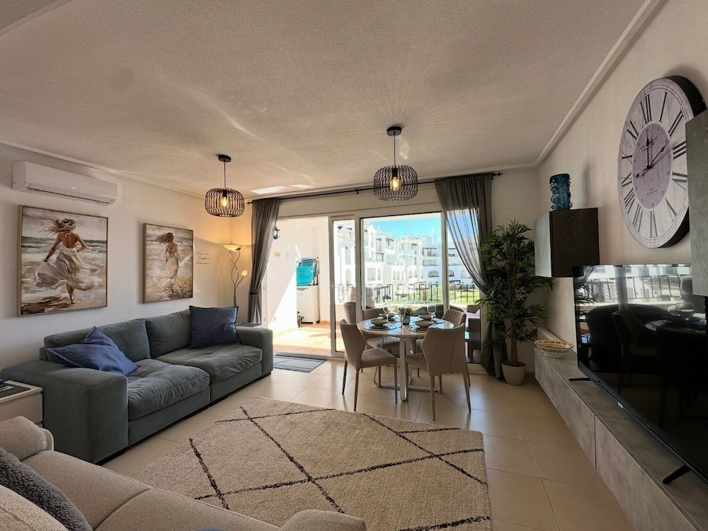 Golf Resort - Apartment - Sleeps4 - Pool - Parking