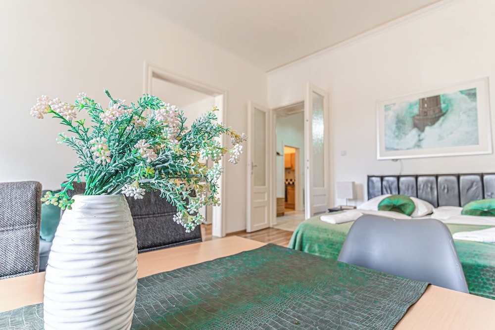 Cozy 2BR Apt Prime Central Spot