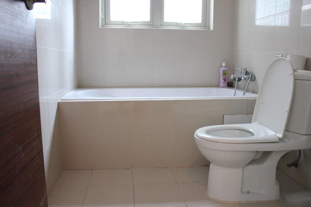 Central 2BR Apt 5 Mins Klcc Twin Towers, Bathtub