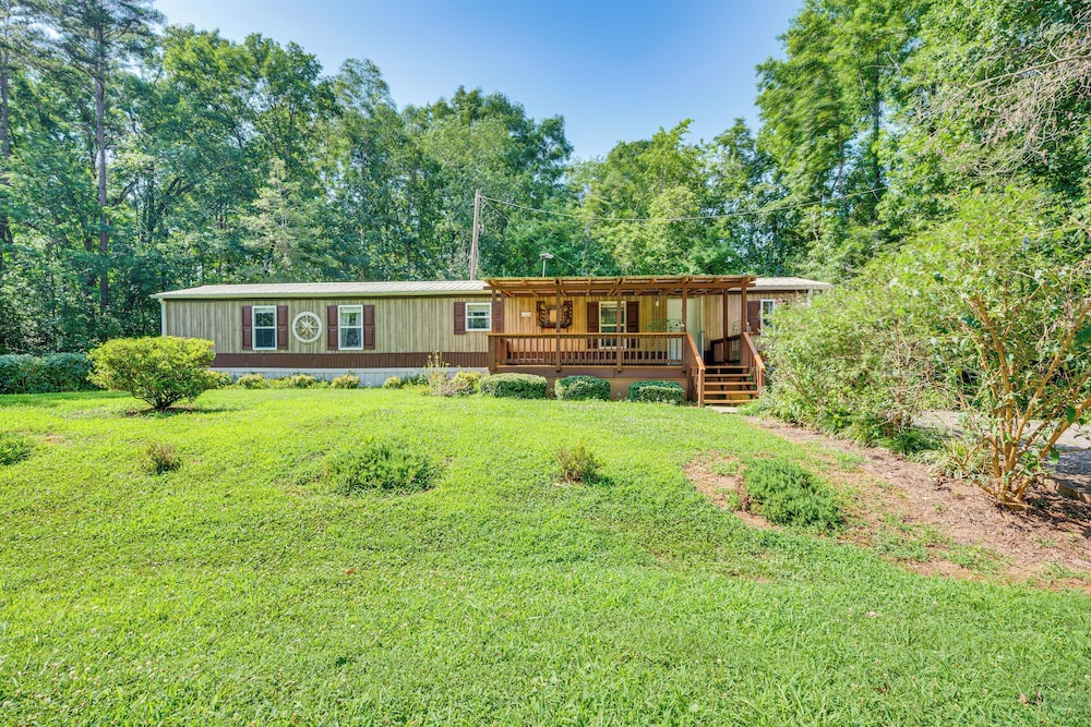 3 Mi to Badin Lake: Quiet New London Retreat