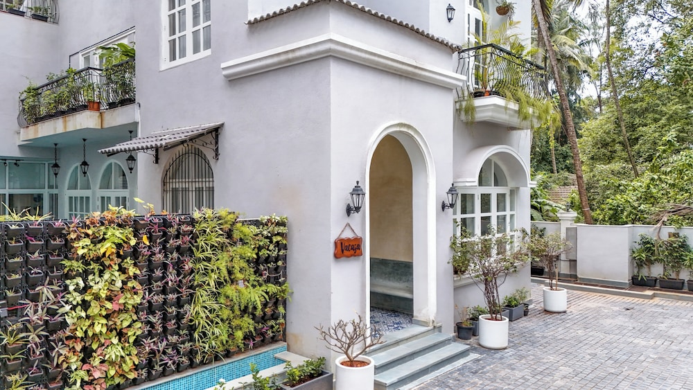 Esh Cottages Birch | Hillside 4-BHK Hideaway With Lush Garden, Common Pool, & Gaming Zone