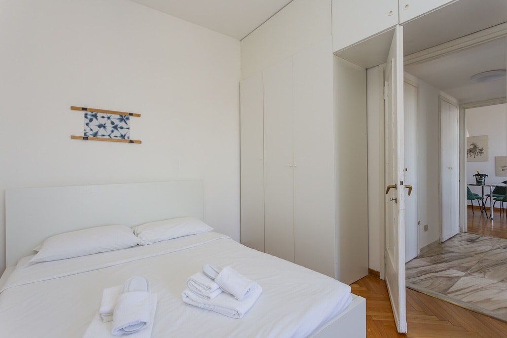 Skyline view Biancamano 1 bdr with balcony by Rentopolis