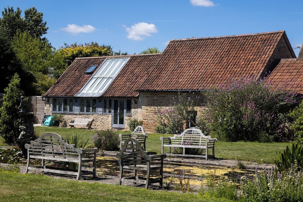 The Dovecote, Rowden Manor- Sleeps 6 & Parking