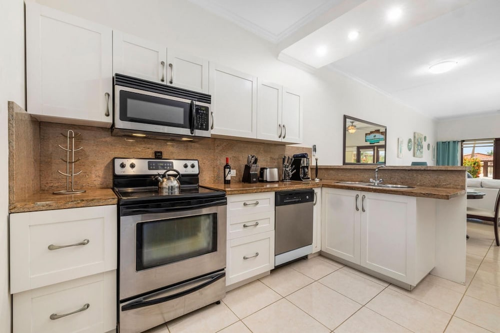 2BR 3min Walk 2 Eagle Beach Pool GYM Parking