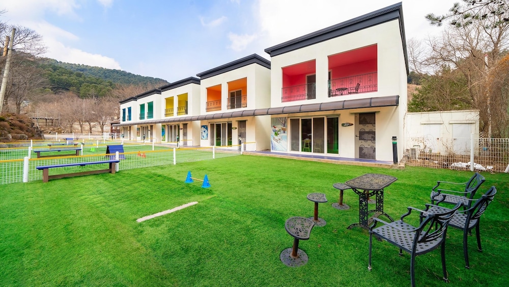 Hotel Gapyeong Himong Aegyeon Poolvilla Pensio - Image 1